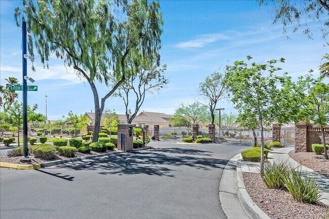 Building Photo - Stunning 3-Bedroom Townhome with Spacious Backyard & Fireplace