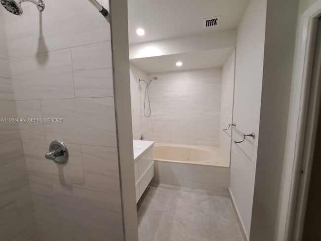 Building Photo - 561 Racquet Club Rd