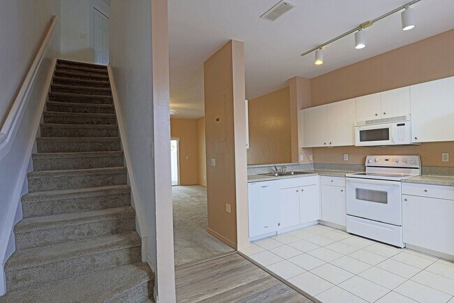 Building Photo - Forest Lake Townhomes 3620-106