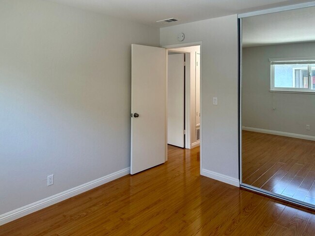 Building Photo - Spacious 2 Bedroom a Bath Upstairs Apartme...