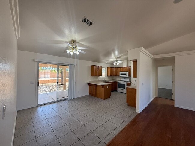 Building Photo - 3 Bedroom 2 Bathroom Home
