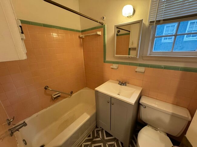Building Photo - 1128 E 53rd St