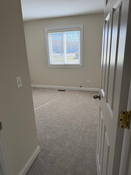 Building Photo - 681 Thorntree Ct