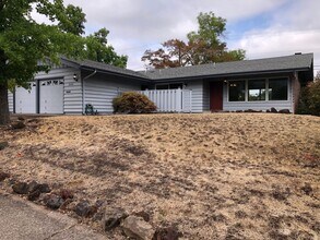 Building Photo - Updated 3 bedroom 1 1/2 bath home in a gre...