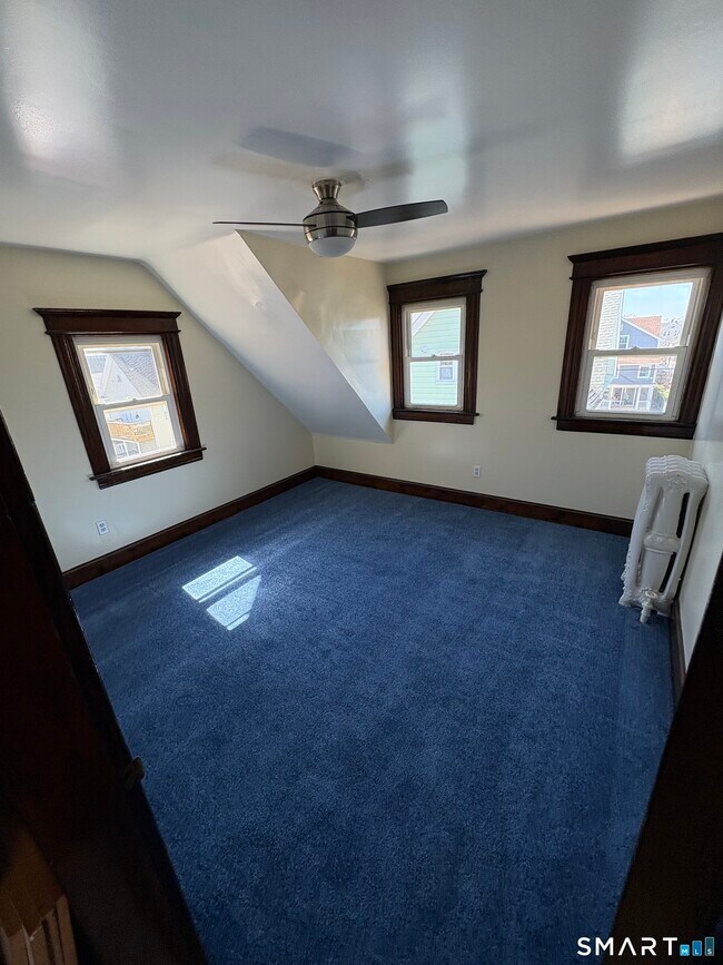 Building Photo - 689 Maplewood Ave