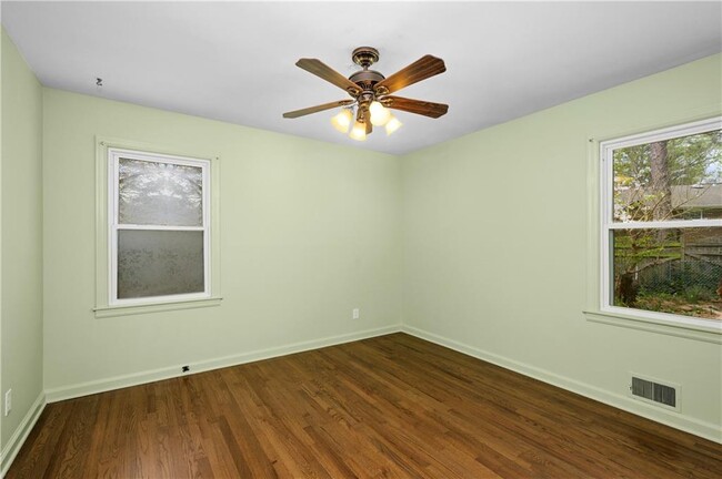 Building Photo - 878 Parkway Dr