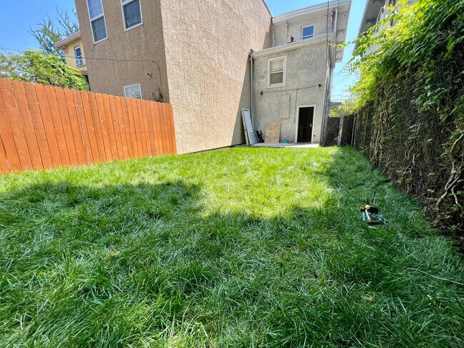 Building Photo - 412 N 32nd St