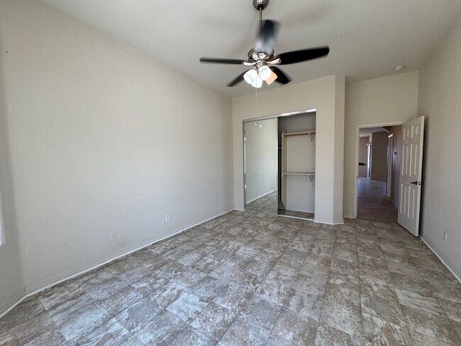 Building Photo - 3 Bedroom Exec Home Bullhead Parkway close...