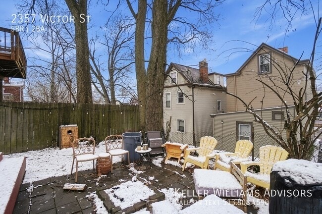 Building Photo - 2357 Victor St