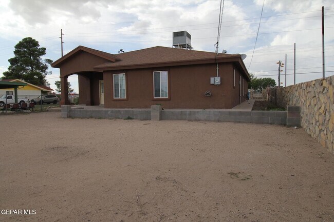 Building Photo - 456 Passmore Rd
