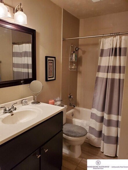 Building Photo - 1905 Thurston Ave