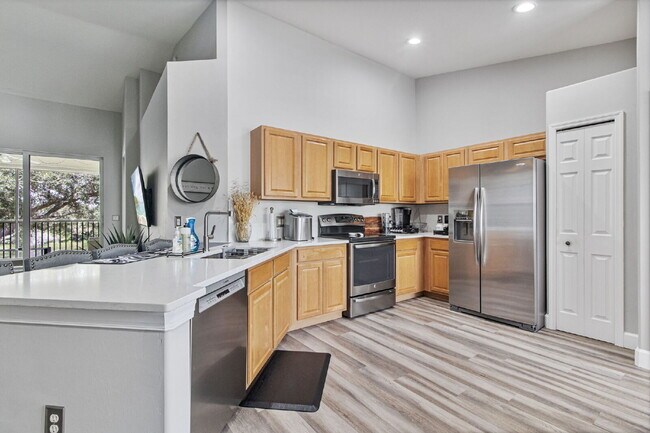 Building Photo - Charming 2-Bed, 2-Bath Condo Retreat with 1,309 Sq Ft in Fort Myers' Premier Locale!