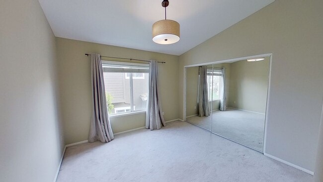 Building Photo - Spacious 4 Bed / 3 Bath Winchester Commons Home!