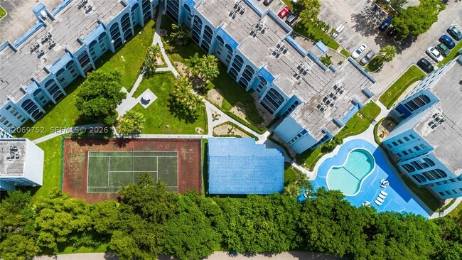Building Photo - 9460 Fontainebleau Blvd