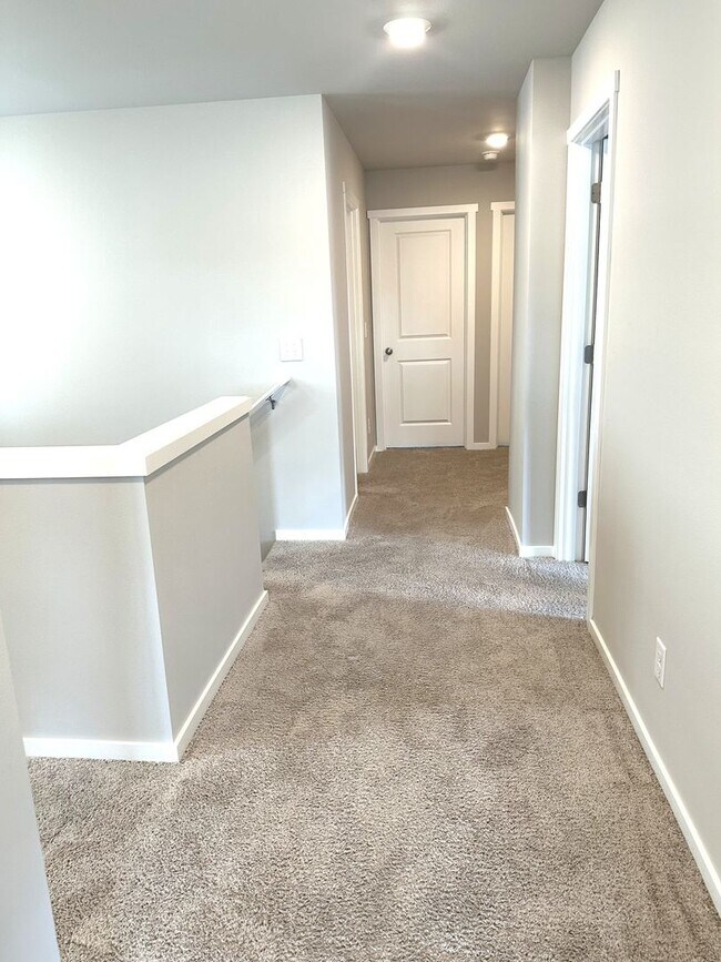 Building Photo - Puyallup - Beautiful 4 bedroom, 2.5 bath home! Available Now!