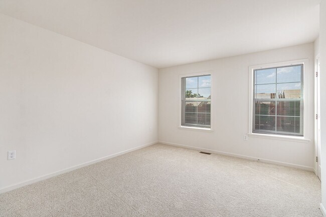 Building Photo - 7864 Oak Brook Dr