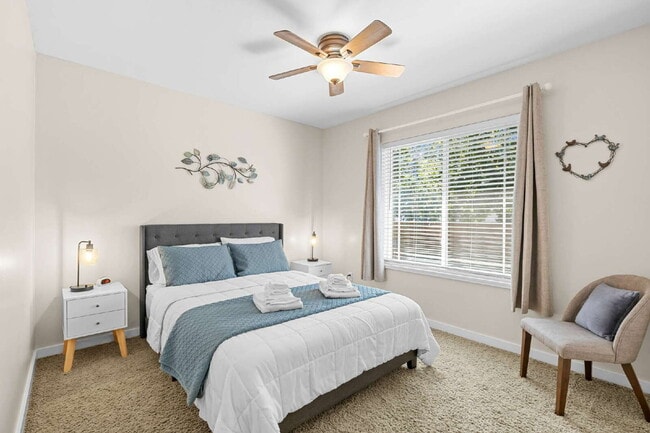 Building Photo - Charming & centrally located- Avail October 1st thru May 31st.