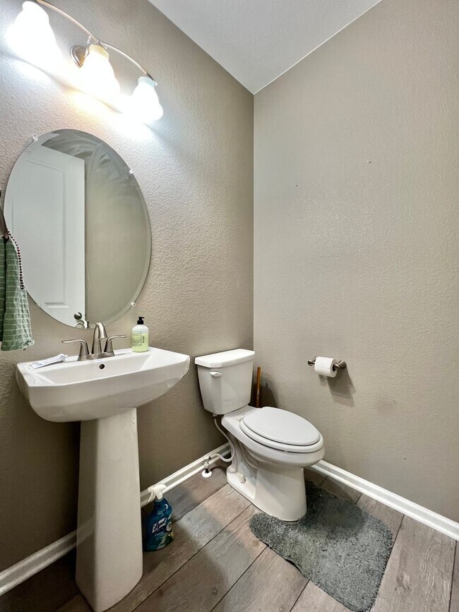 Building Photo - Spacious 5 Bed 3.5 Bath with Modern Upgrades!