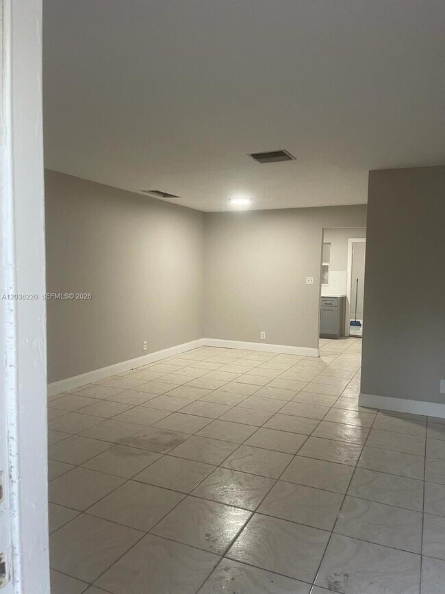 Building Photo - 5424 NW 17th Ct