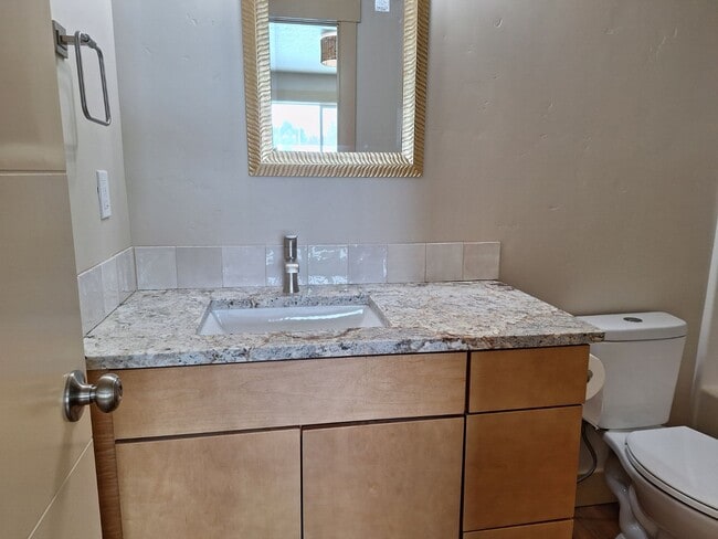 Building Photo - 702 Smith Ave