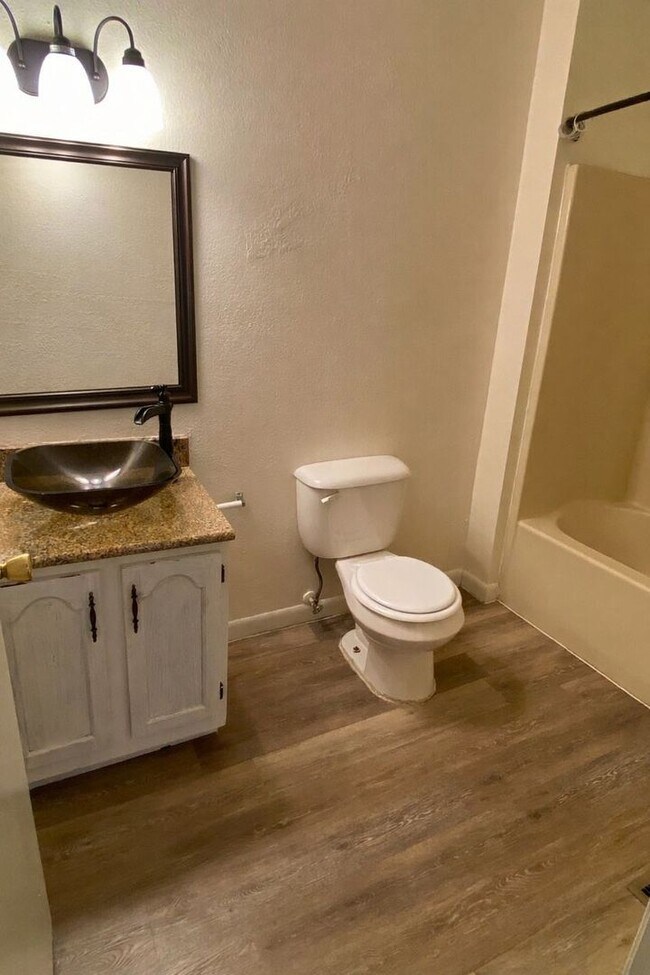 Building Photo - 912 -914 N Church St