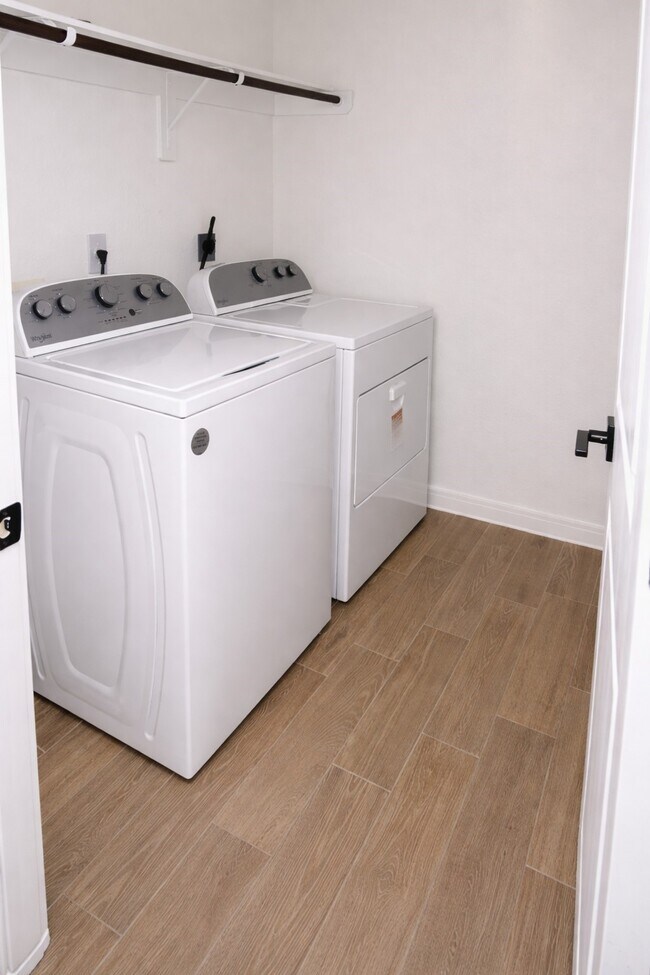 Building Photo - 8438 Bay Rdg Cir