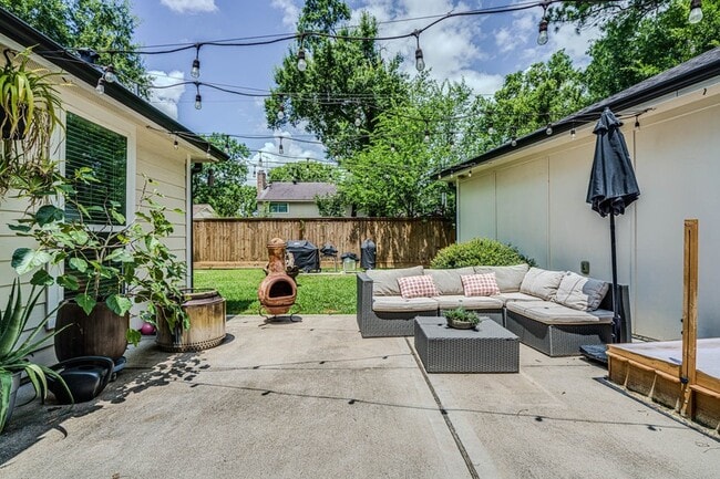 Building Photo - 715 Thistlewood Dr