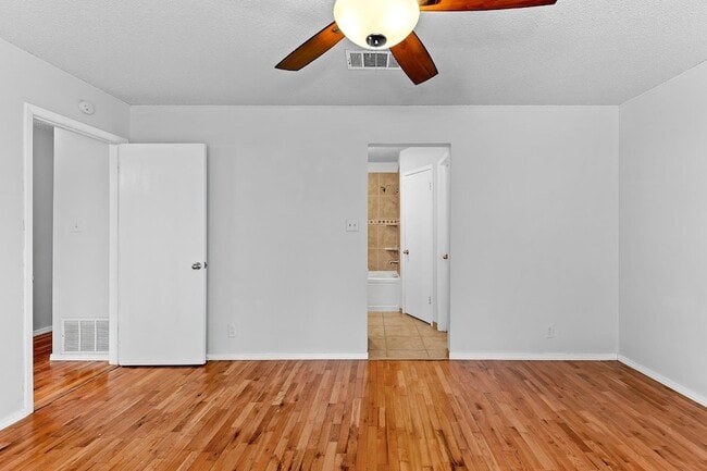 Building Photo - 607 Russet Valley Dr