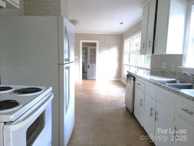 Building Photo - 5511 Wedgewood Dr