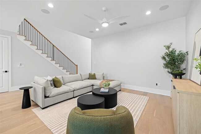 Building Photo - 218 N Hesperides St
