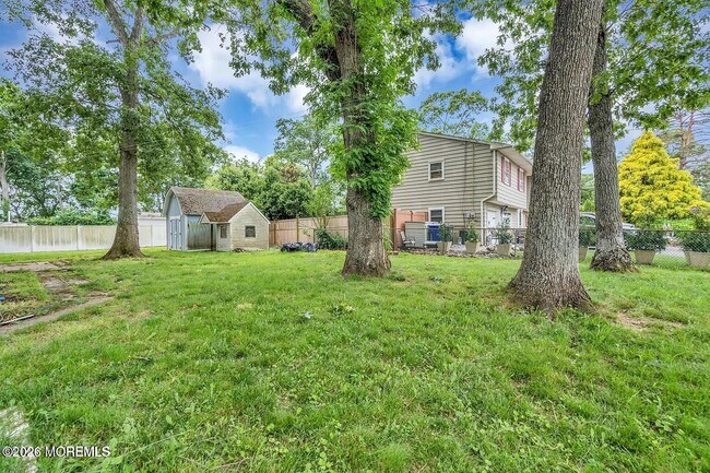 Building Photo - 518 River Dr