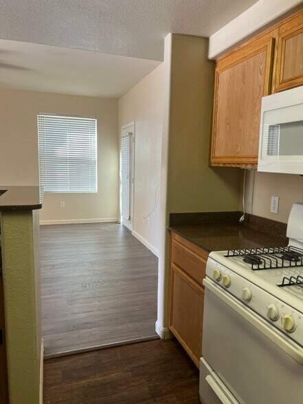 Building Photo - 10550 W Alexander Rd