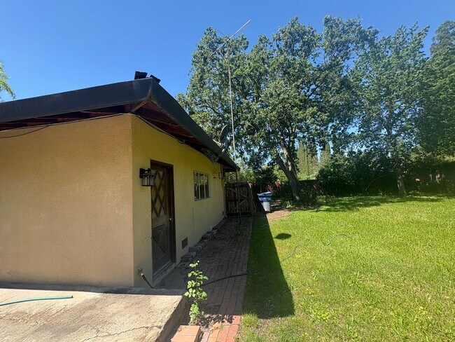 Building Photo - IMMEDIATE MOVE IN! Charming Vintage Sacramento 3 Bed / 1.5 Bath Home with Large Private Yard