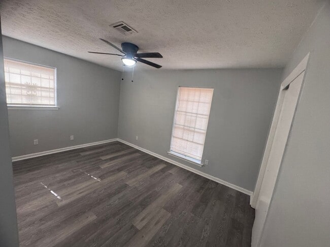 Building Photo - 4859 Alamont Dr