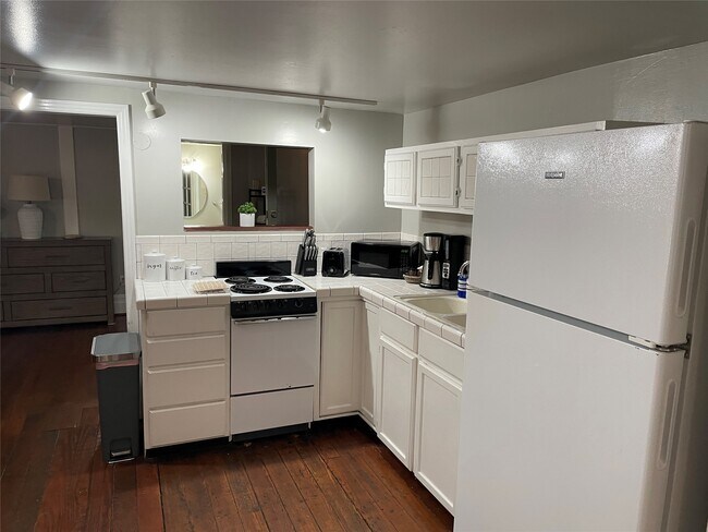 Building Photo - 2118 The Strand