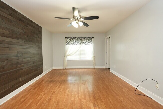 Building Photo - Spacious 4-bedroom, 2.5-bath home with a p...