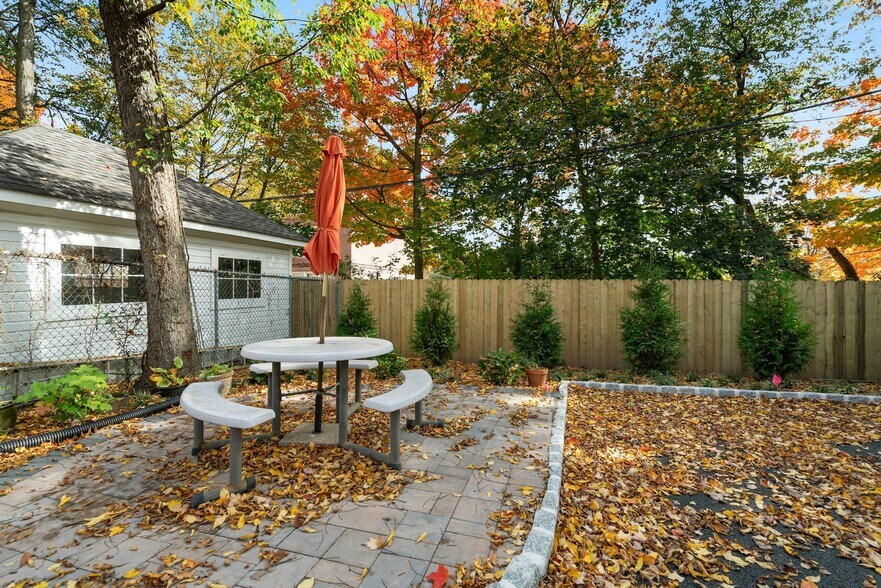 Building Photo - 111 Park St