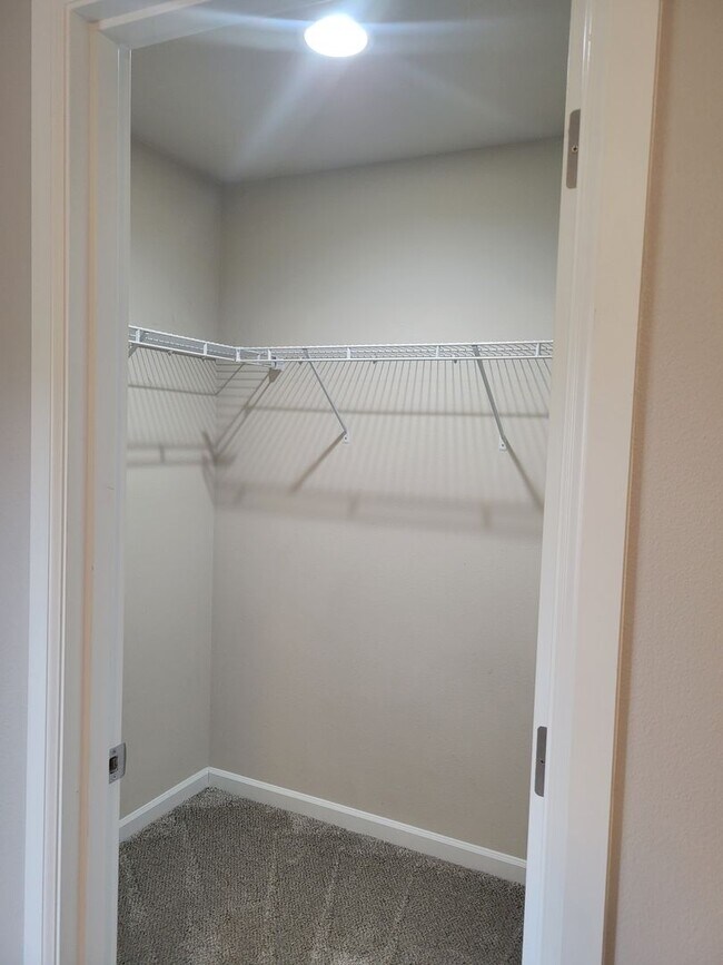 Building Photo - Great 3 bedr. with large loft in perfect l...