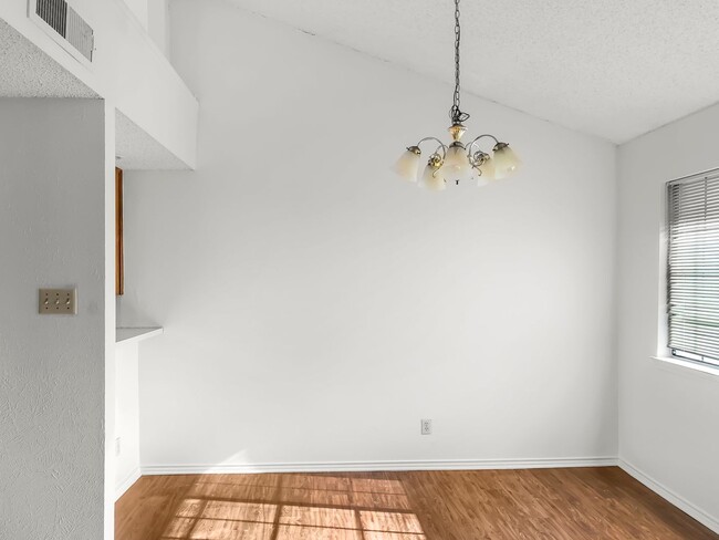 Building Photo - Cozy 2 Bed 1 Bath Duplex Property!