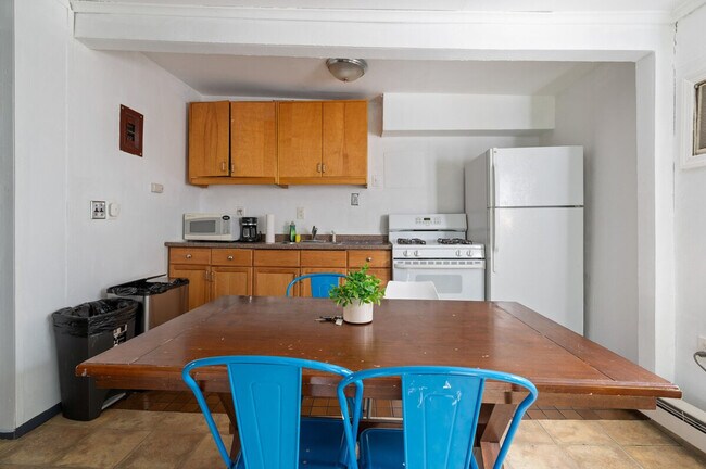 Building Photo - 301 W 31st St