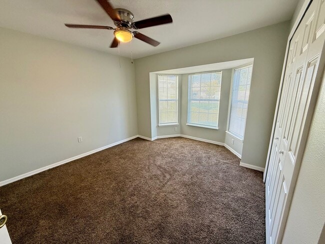 Building Photo - 3/2 Spacious Saint Cloud Home with fenced ...