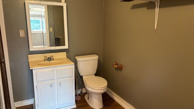 Building Photo - Small House in Country Setting