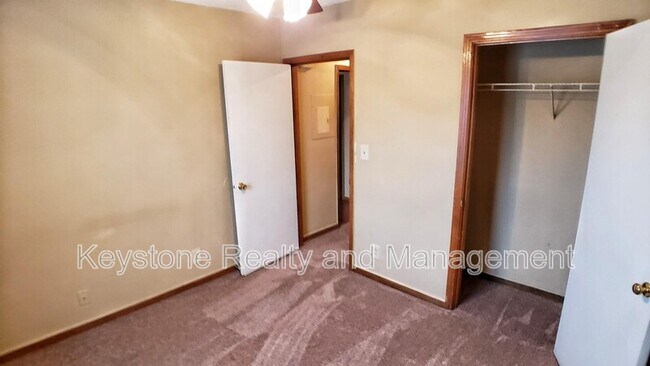 Building Photo - 706 Peachers Dr