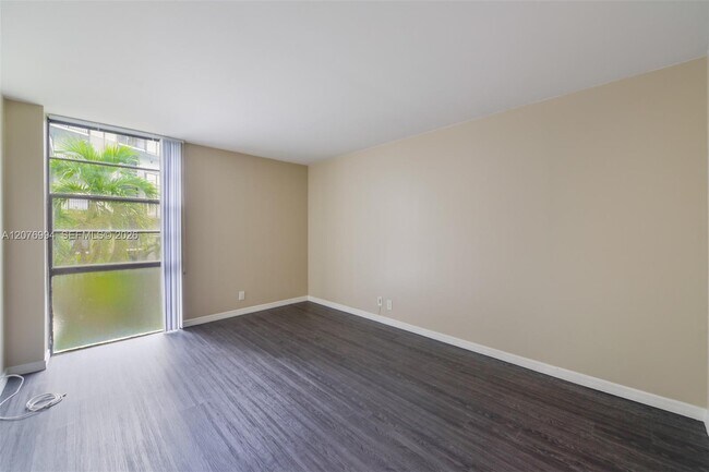 Building Photo - 20500 W Country Club Dr