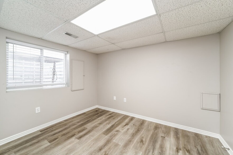 Building Photo - 7747 S Briar Dr