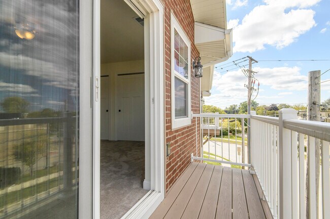 Building Photo - 208 Grand Ave