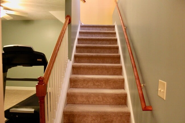 Building Photo - Large Townhome with a garage for rent! Lar...