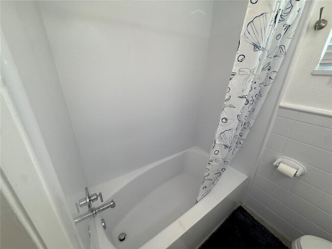 Building Photo - 15573 Bedford Cir E