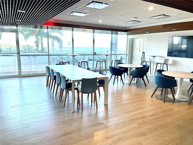 Building Photo - 1800 Sunset Harbour Dr