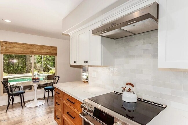 Building Photo - 8070 E Vía Bonita